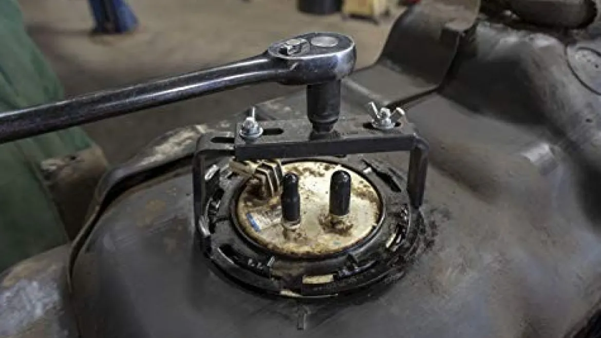 Lisle Black Lock Ring Kit for Fuel Tank (62970)